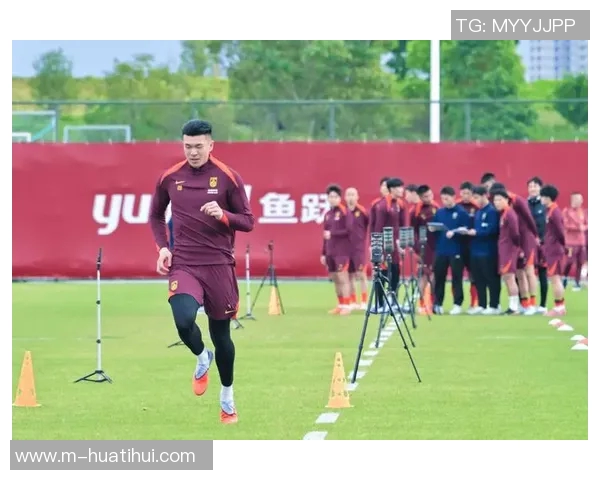 国足专注体能训练邵佳一持续考察队员状态与表现 国足专注体能训练邵佳一持续考察队员状态与表现