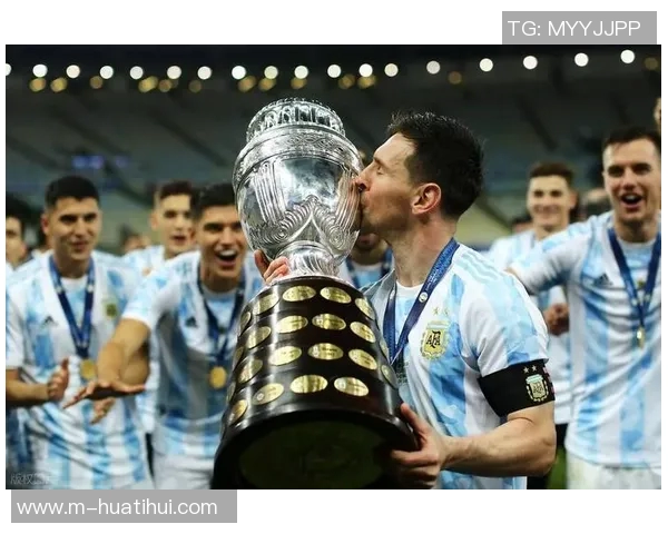 特雷泽盖与梅西同框合影致敬足球历史无可争议的第一人梅西